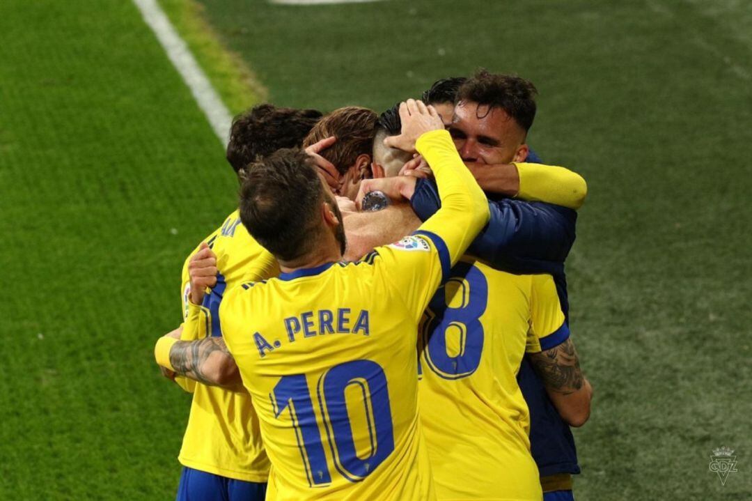 Los jugadores del Cádiz celebrando el gol de Negredo.