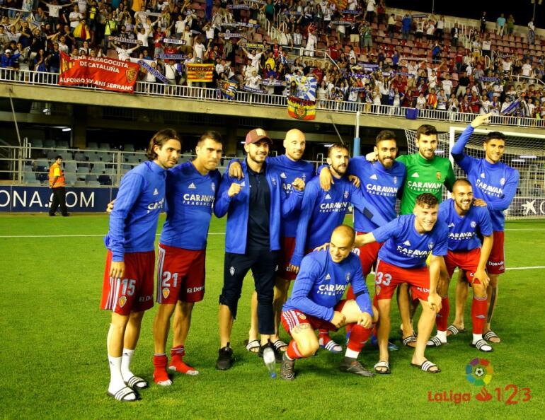 Los jugadores del Real Zaragoza celebran la victoria y el tercer puesto con la afición desplazada