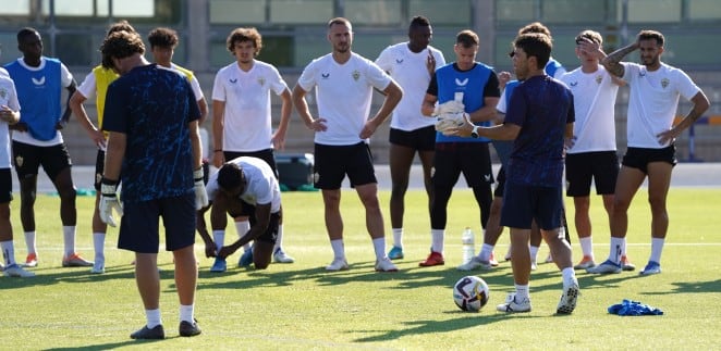 El entrenador tiene buenos jugadores pero debe de hacer equipo.