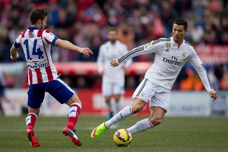 Cristiano y Gabi pugnan por un balón