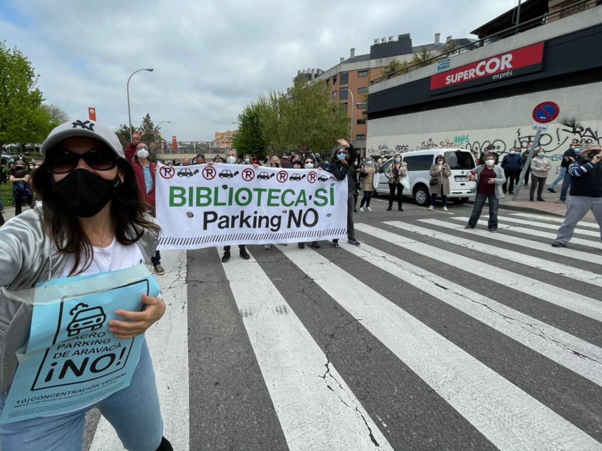 Más de 400 personas se concentran contra la construcción de un macroparking en Aravaca