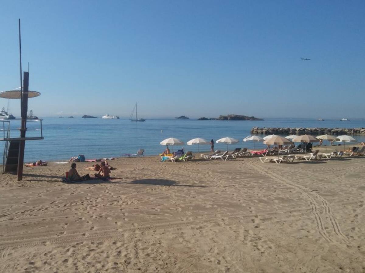 Los municipios pitiusos ponen a punto sus playas