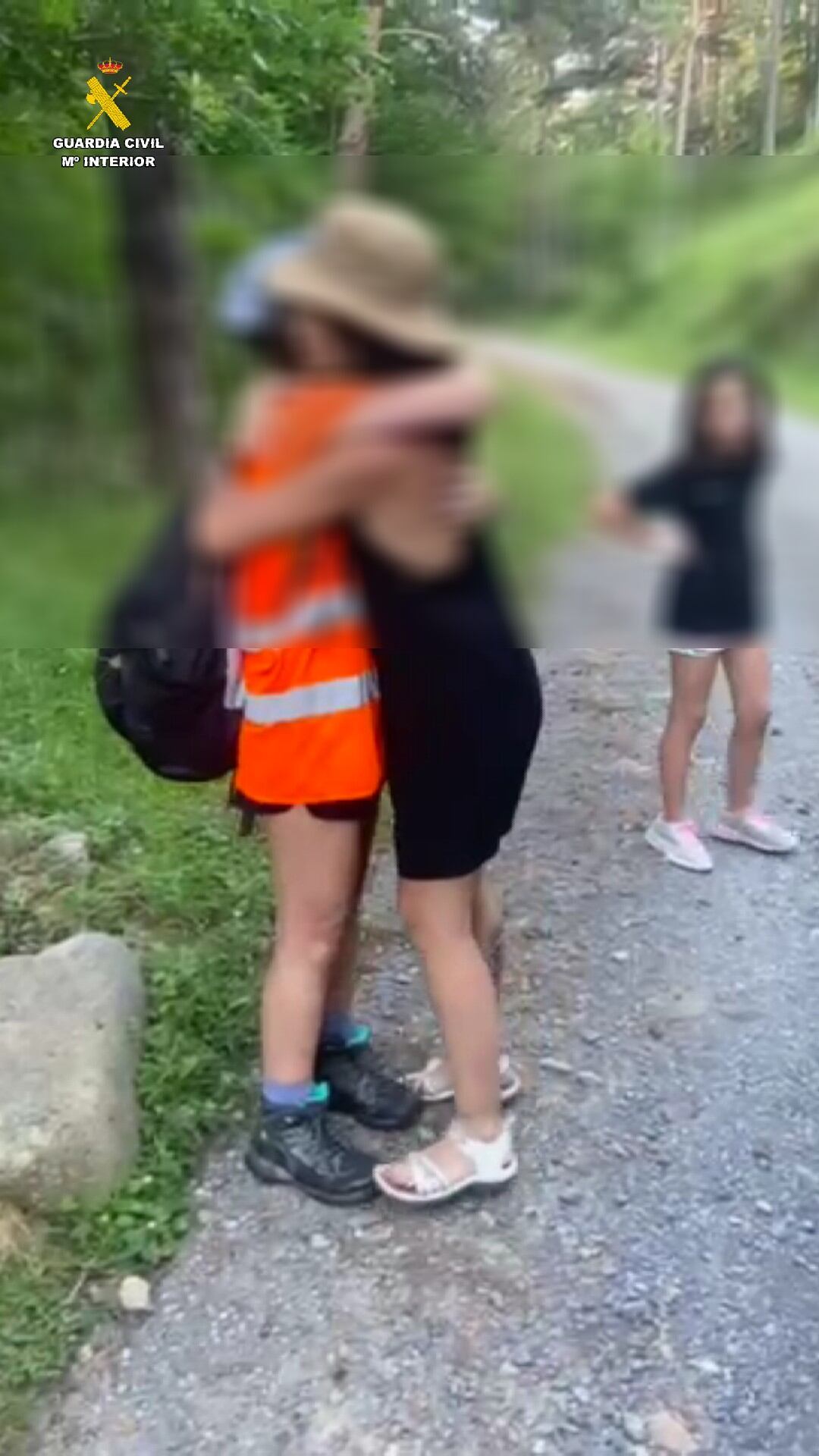 La Guardia Civil y un agente forestal ha rescatado a un grupo de 50 niños que se perdió en el monte en Villoslada de Cameros (La Rioja) | Guardia Civil