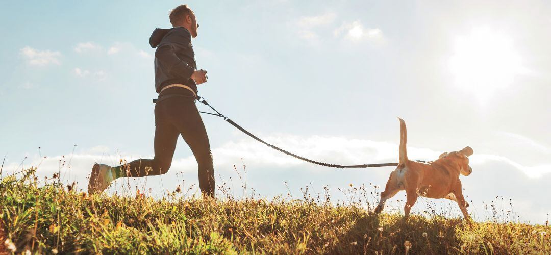 Hombre hace deporte con su perro