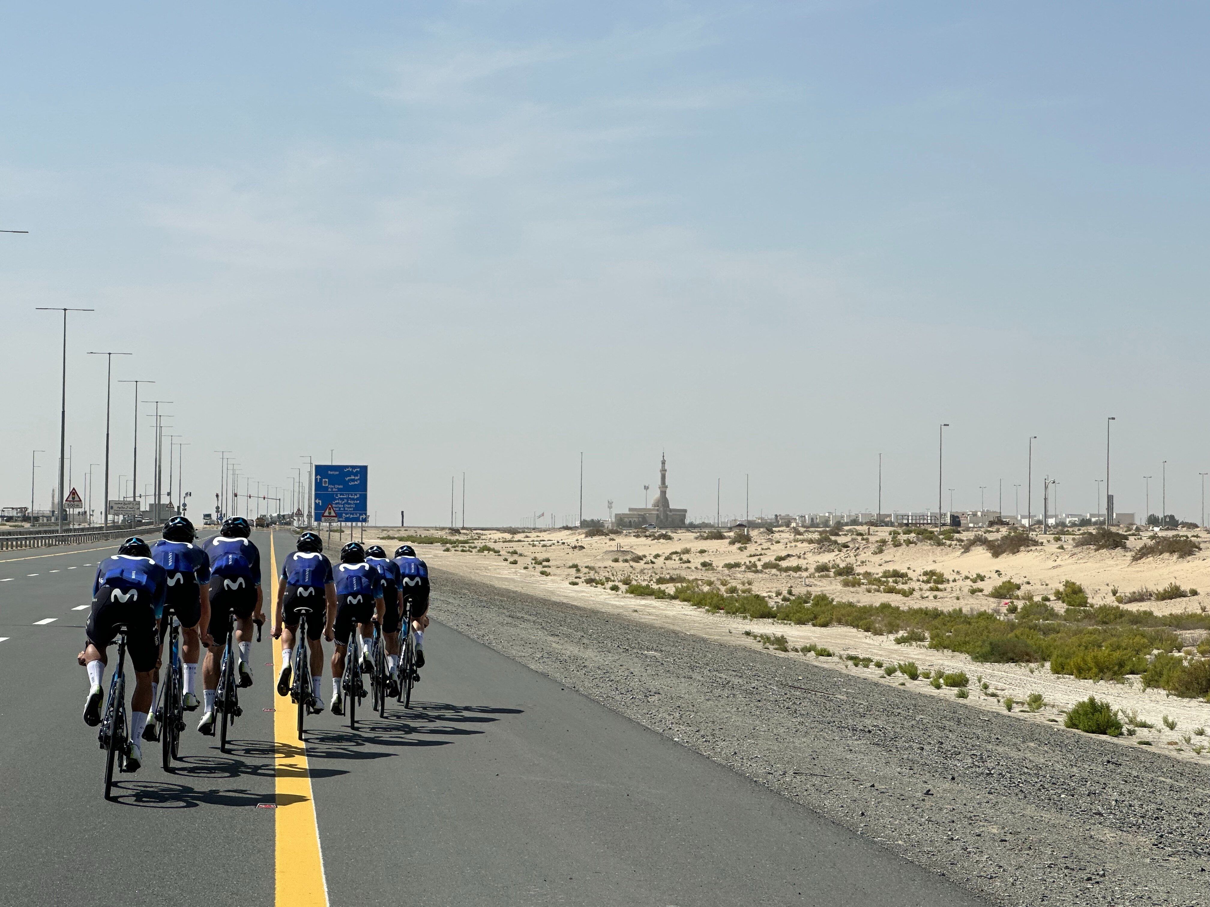 L'equip del Movistar Team d'Albert Torres  ha entrenat a les carreteres d'Abu Dhabi abnas de començar el Tour dels Emirats Àrabs.