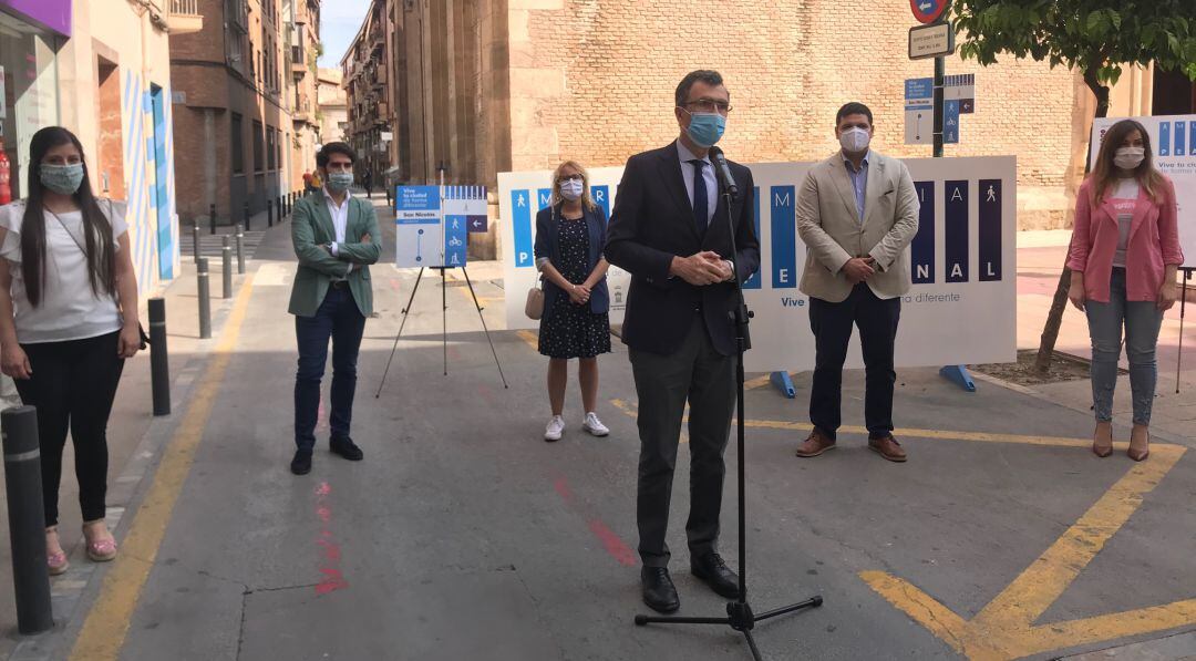 El alcalde de Murcia, José Ballesta, durante la rueda de prensa en la calle San Nicolás