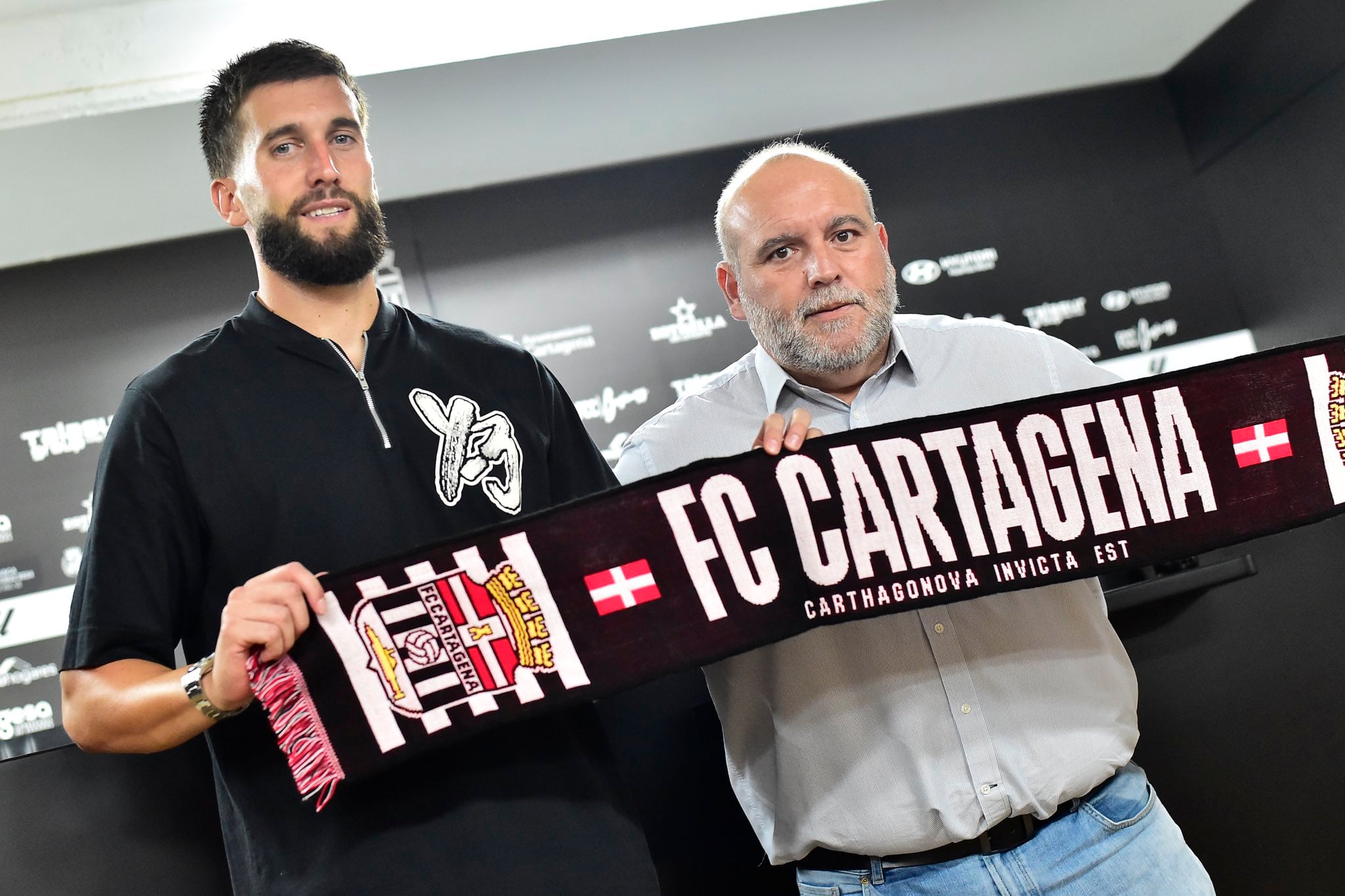 Sipcic posa junto a Manolo Sánchez Breis como nuevo jugador del Cartagena