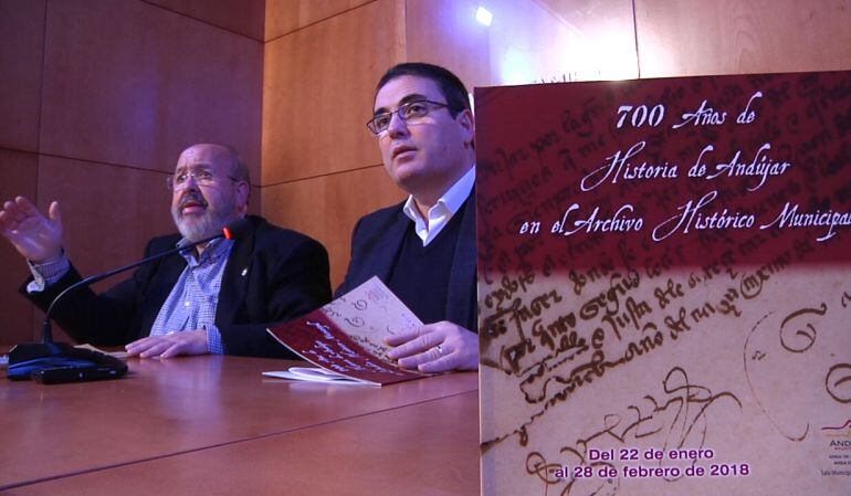 Enrique Gómez, comisario de la exposición y Pedro Luis Rodríguez, concejal de Presidencia