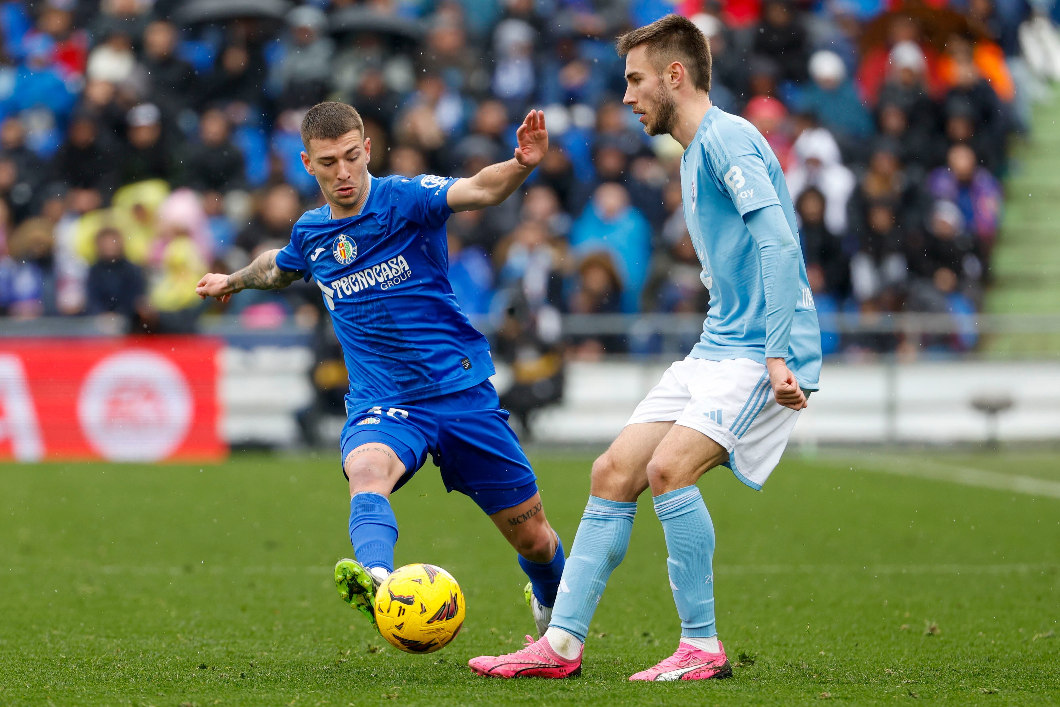 GETAFE (MADRID), 11/02/2024.- El centrocampista esloveno del Getafe Nemanja Maksimovic con el balón durante el partido correspondiente a la jornada 24 de Liga EA Sports que disputan el Getafe y el Celta de Vigo este domingo en el estadio Coliseum, en Getafe. EFE/Zipi
