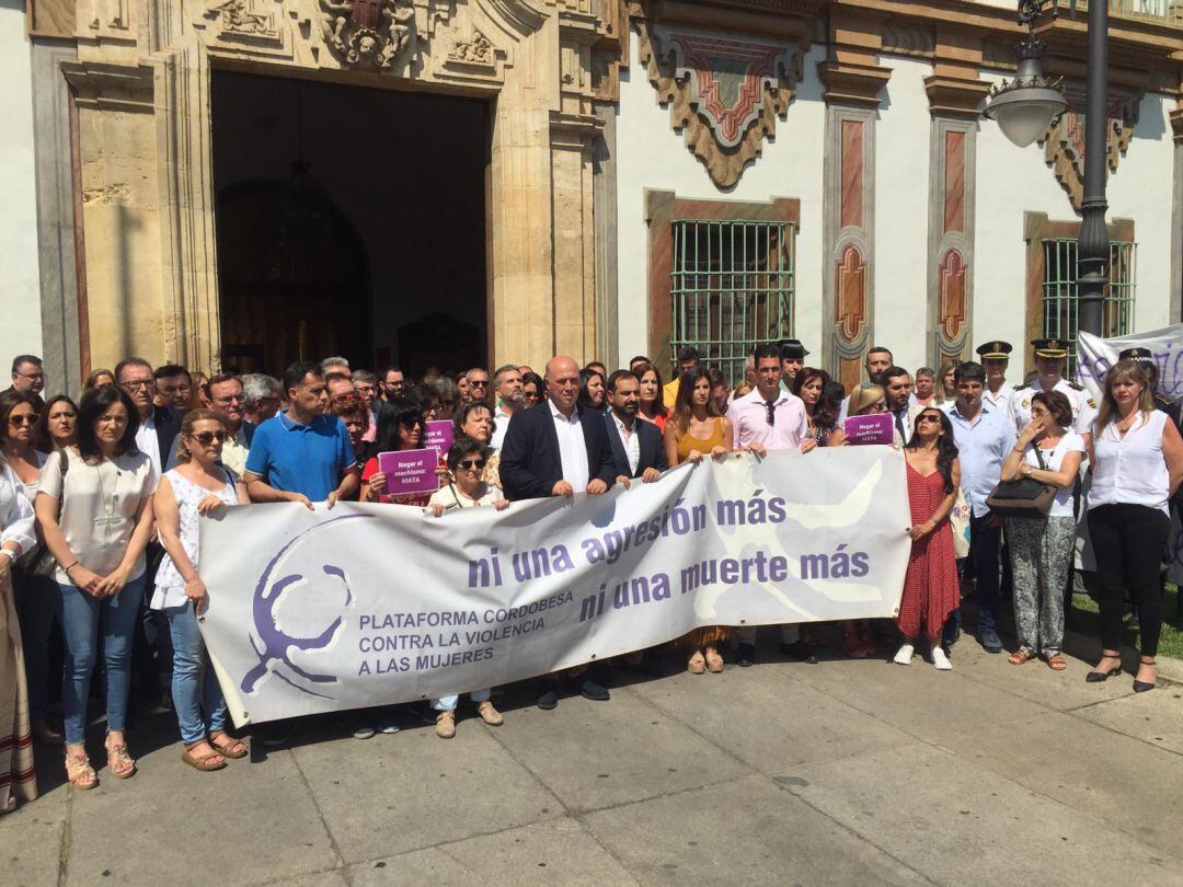 Concentración a las puertas de la Diputación de Córdoba en repulsa al asesinato machista acontecido en Rute