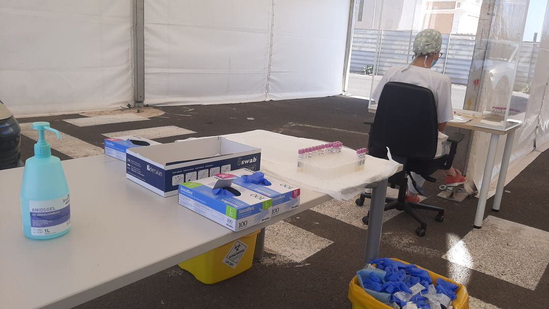 Material para realizar pruebas en el Auto COVID de Arrecife.