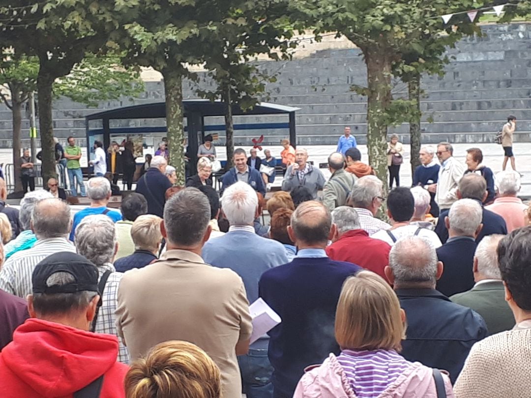 Imagen de la concentración de este lunes 1 de octubre en la plaza de Unzaga de Eibar