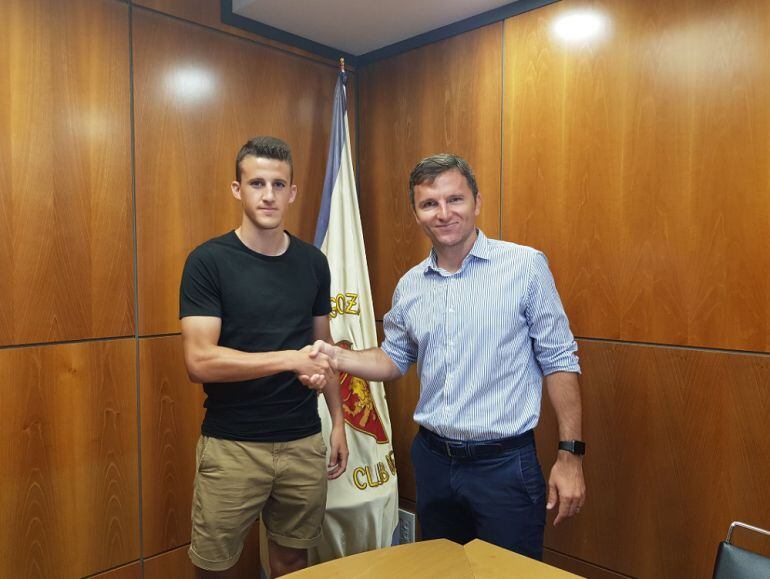 El lateral izquierdo Carlos Nieto y el director deportivo del Real Zaragoza, Lalo Arantegui 