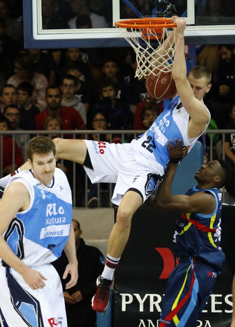 Bendzius machaca el aro en el partido que jugó el Obradoiro en el Principado de Andorra