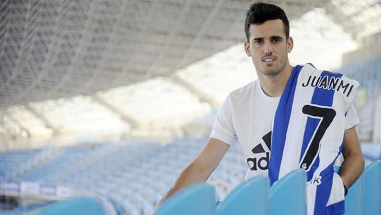 Juanmi posa en Anoeta con la camiseta de la Real