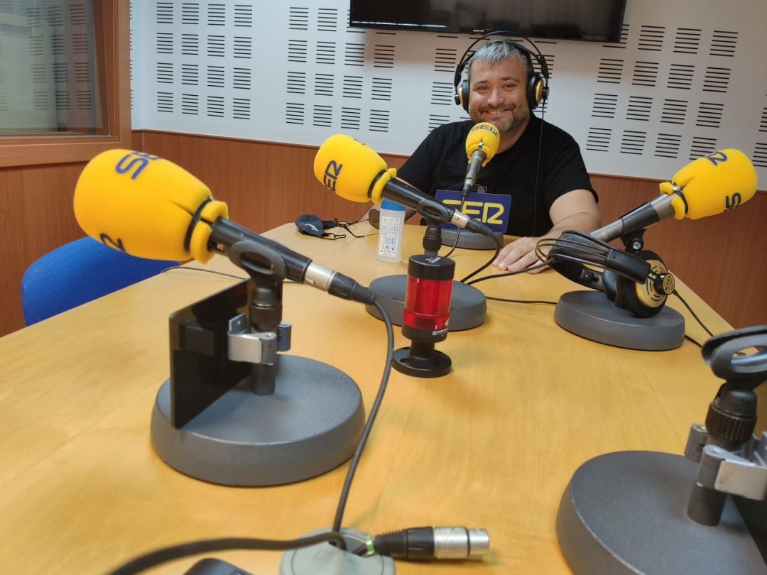 Rafael, padre de César en los estudios de Radio Lorca SER.