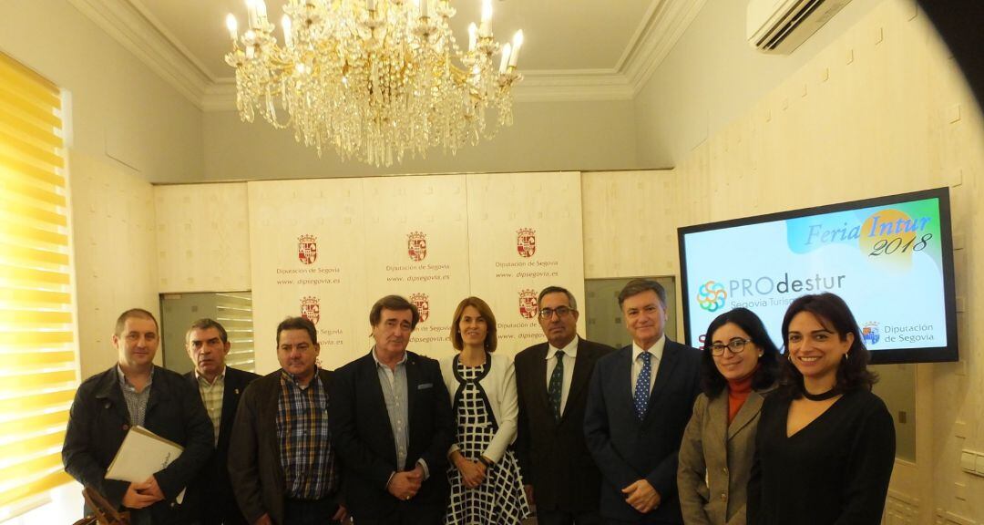 Una aplicación que contendrá todos los todos recursos turísticos de la provincia para tenerlos a disposición en el teléfono móvil, y nuevos folletos y publicaciones supondrán las principales incorporaciones a la oferta turística que la Diputación de Segov