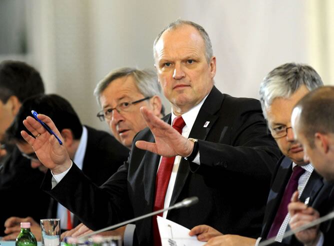 El director general de Asuntos Económicos del Consejo de la Unión Europea, Carsten Pillath , el presidente del Eurogrupo, Jean Claude Juncker y el ministro belga de Finanzas, Didier Reynder, durante una reunión informal de ministros de Economía y Finanzas