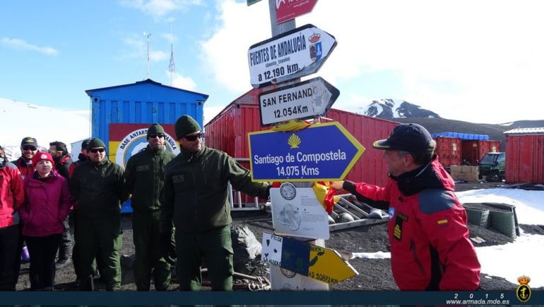 La señal que indica la la distancia desde Isla Decepción a Santiago está ya instalada en la base &quot;Gabriel de Castilla&quot;