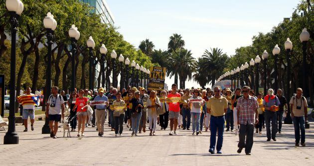 Pla general dels manifestants baixant per la Rambla Francesc Macià de Tarragona.