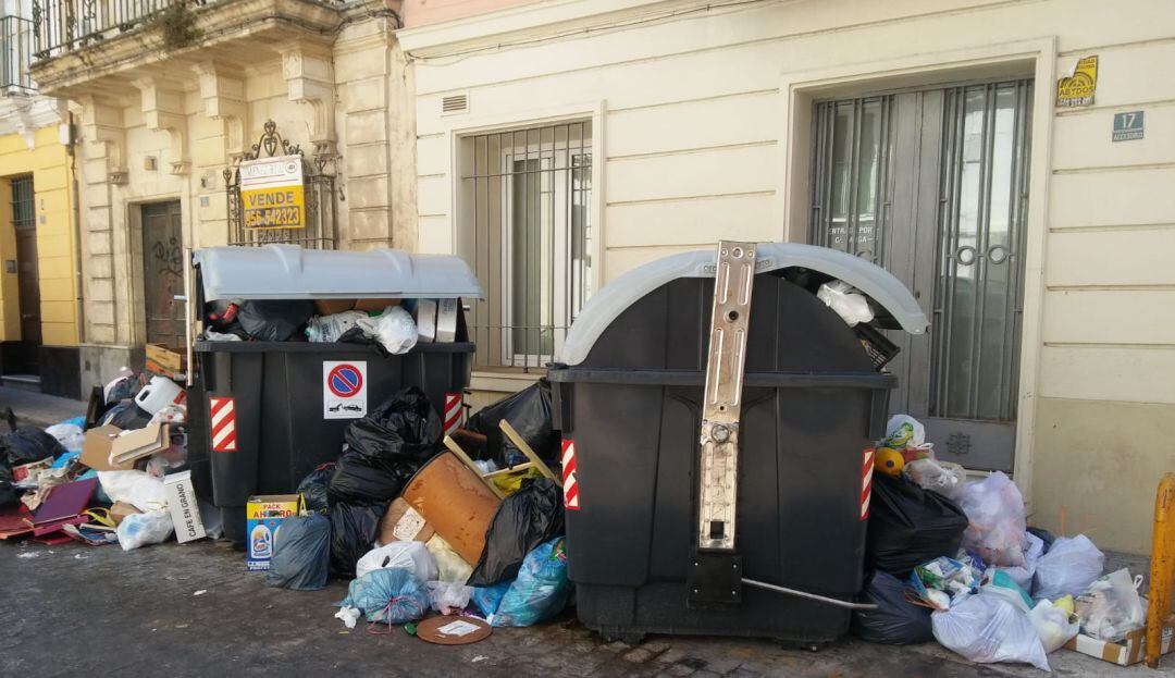 Basura acumulada en la calle larga de El Puerto 