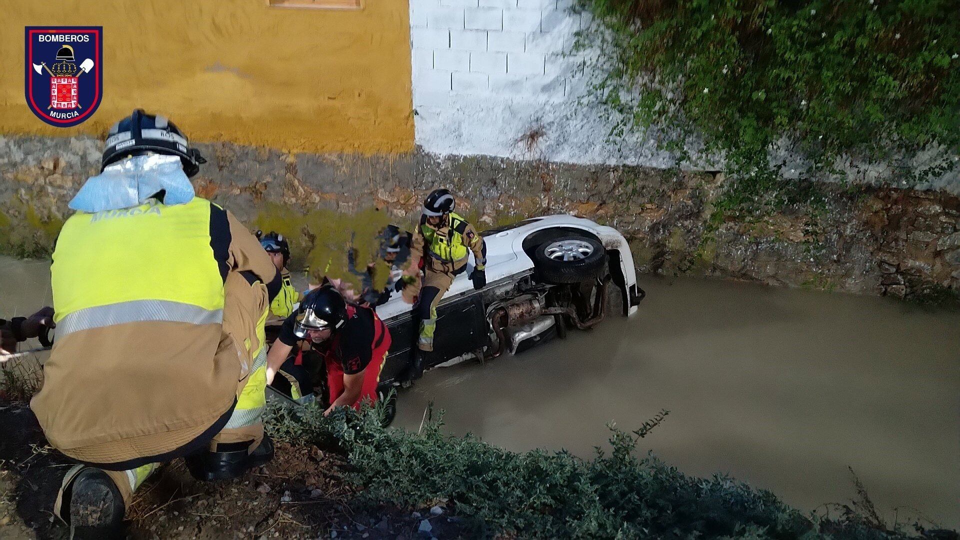 Imagen de la intervención de los Bomberos para rescatar al conductor