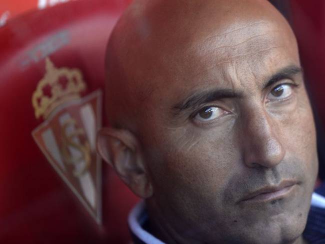 Foto de Abelardo en el banquillo del Sporting.