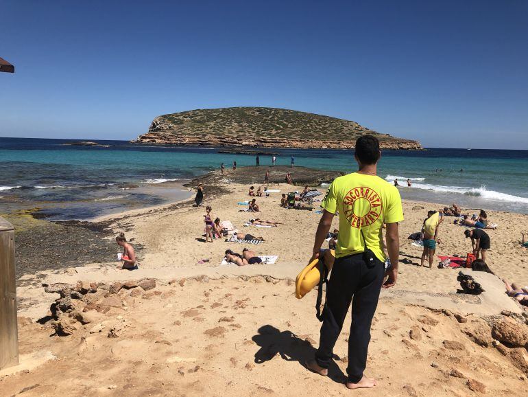 Imagen de archivo de uno de los socorristas que vigilan las playas de Sant Josep