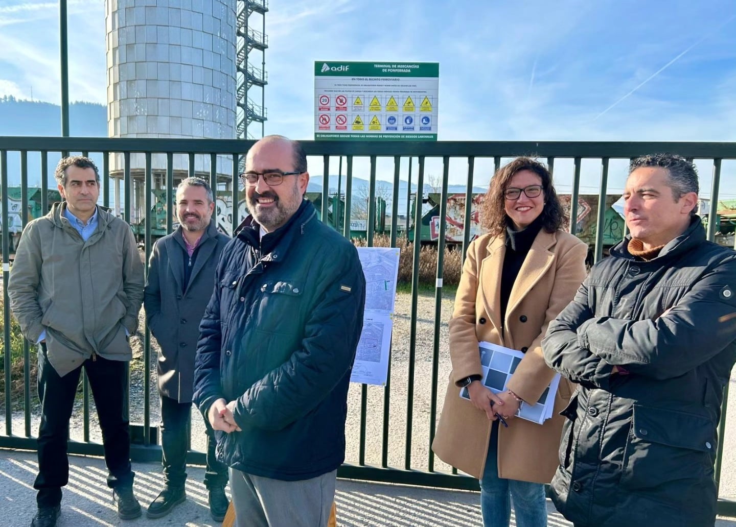 El alcalde de Ponferrada junto a varios concejales y el responsable del servicio de  Arquitectura