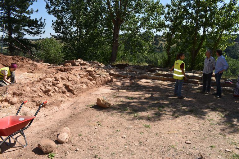 Las actuaciones en San Martín de la Cuesta, en la ladera del Castillo, han descubierto cuatro tumbas.