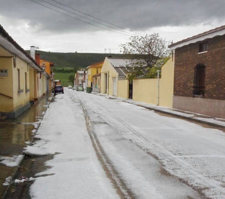 As&iacute; quedaban las calles de Villaviudas (Palencia) tras una intensa granizada)