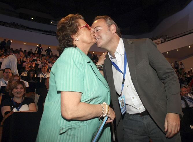 El president de la Generalitat, Alberto Fabra, quien se presenta a la reelección como presidente del PPCV, saluda a la alcaldesa de Valencia, Rita Barberá, durante el XIII Congreso del partido que hoy ha comenzado en Alicante.