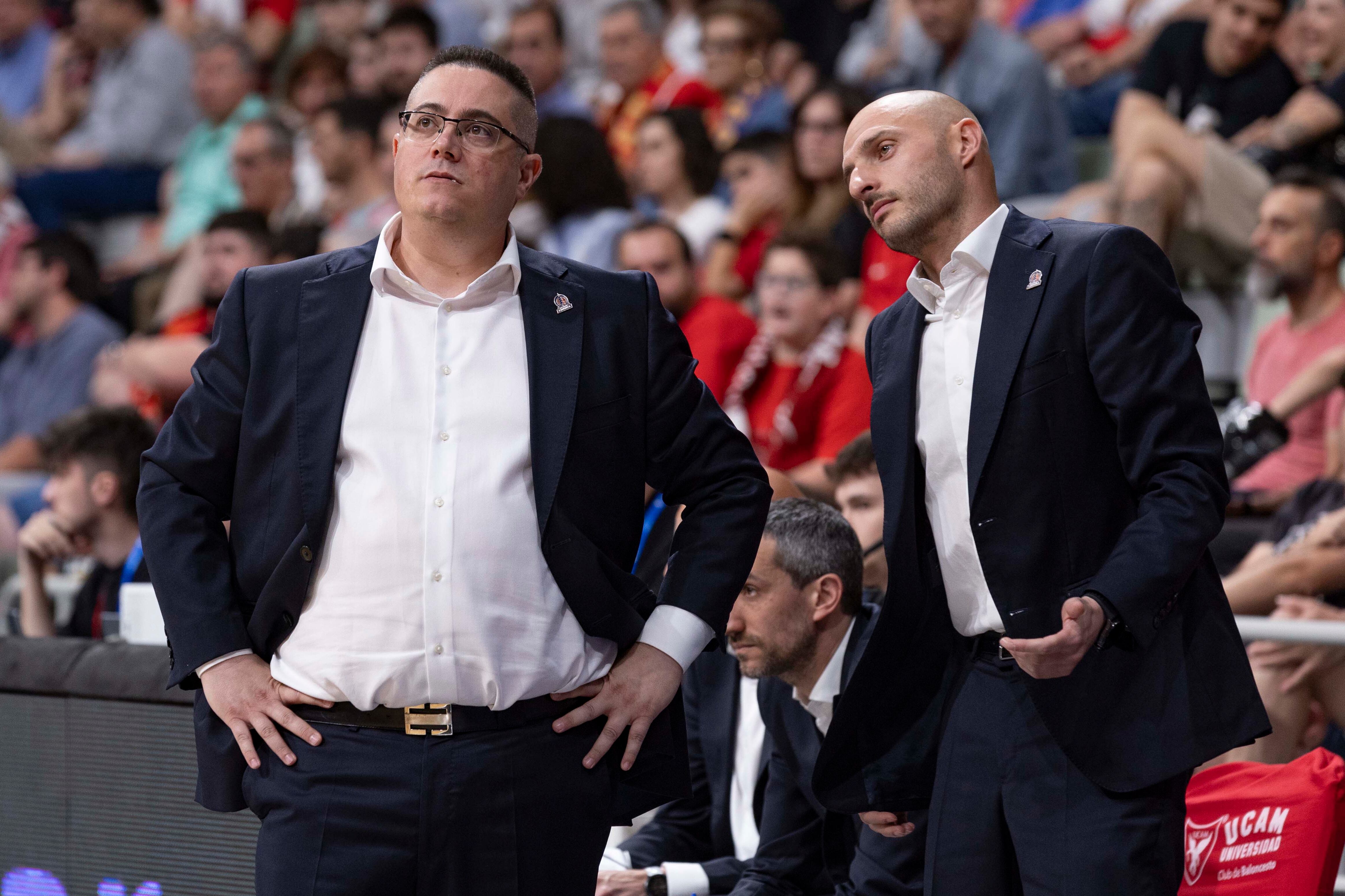 MURCIA, 24/05/2025.- El entrenador de Leyma Coruña, Diego Epifanio (i), durante el partido de la trigésimo tercera jornada de la liga Endesa que están disputando este sábado contra UCAM Murcia en el Palacio de los Deportes de Murcia. EFE/Marcial Guillén