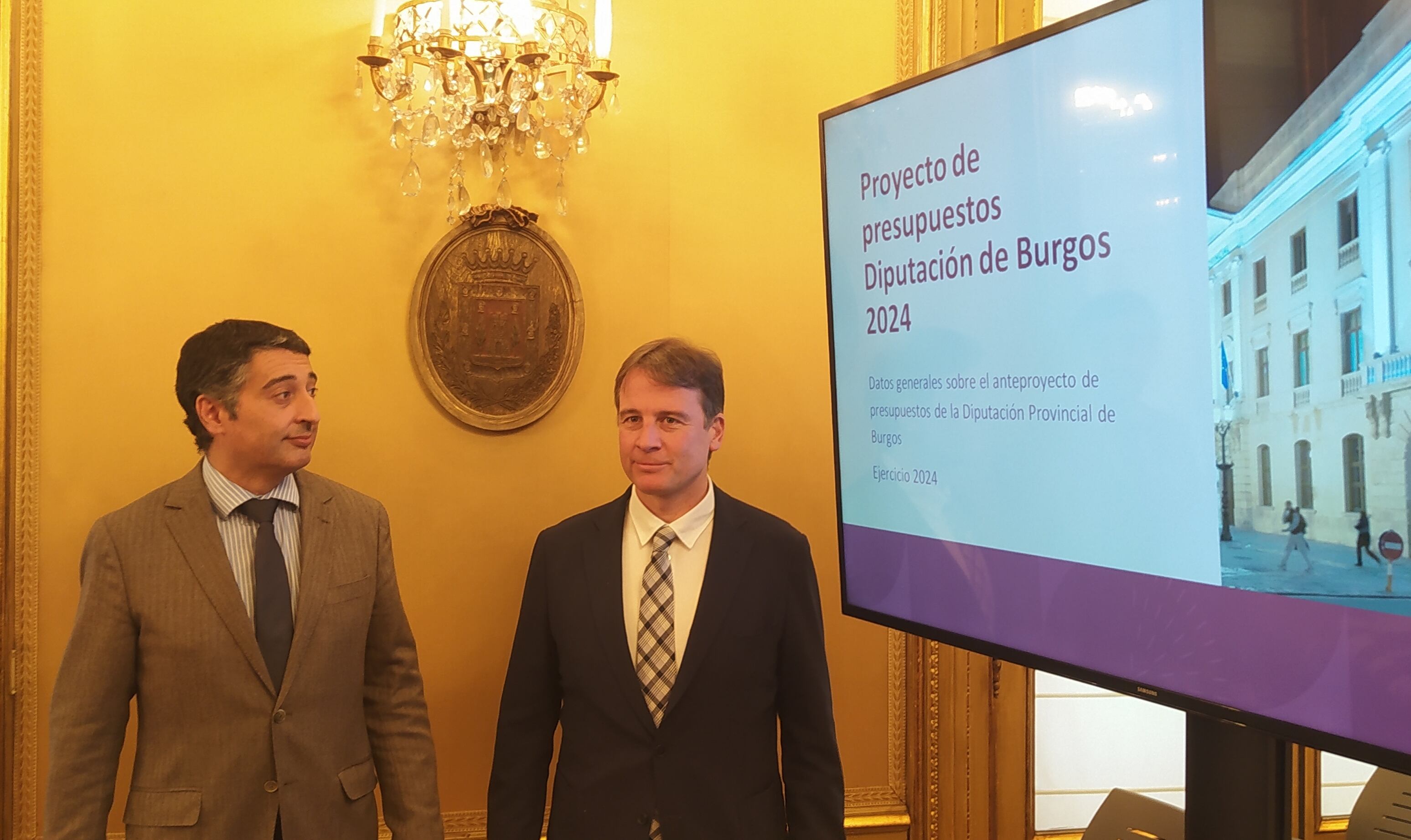 El presidente de la Diputación de Burgos, Borja Suarez (dcha) ha presentado el presupuesto 2024 junto al diputado de hacienda, Sergio Castro