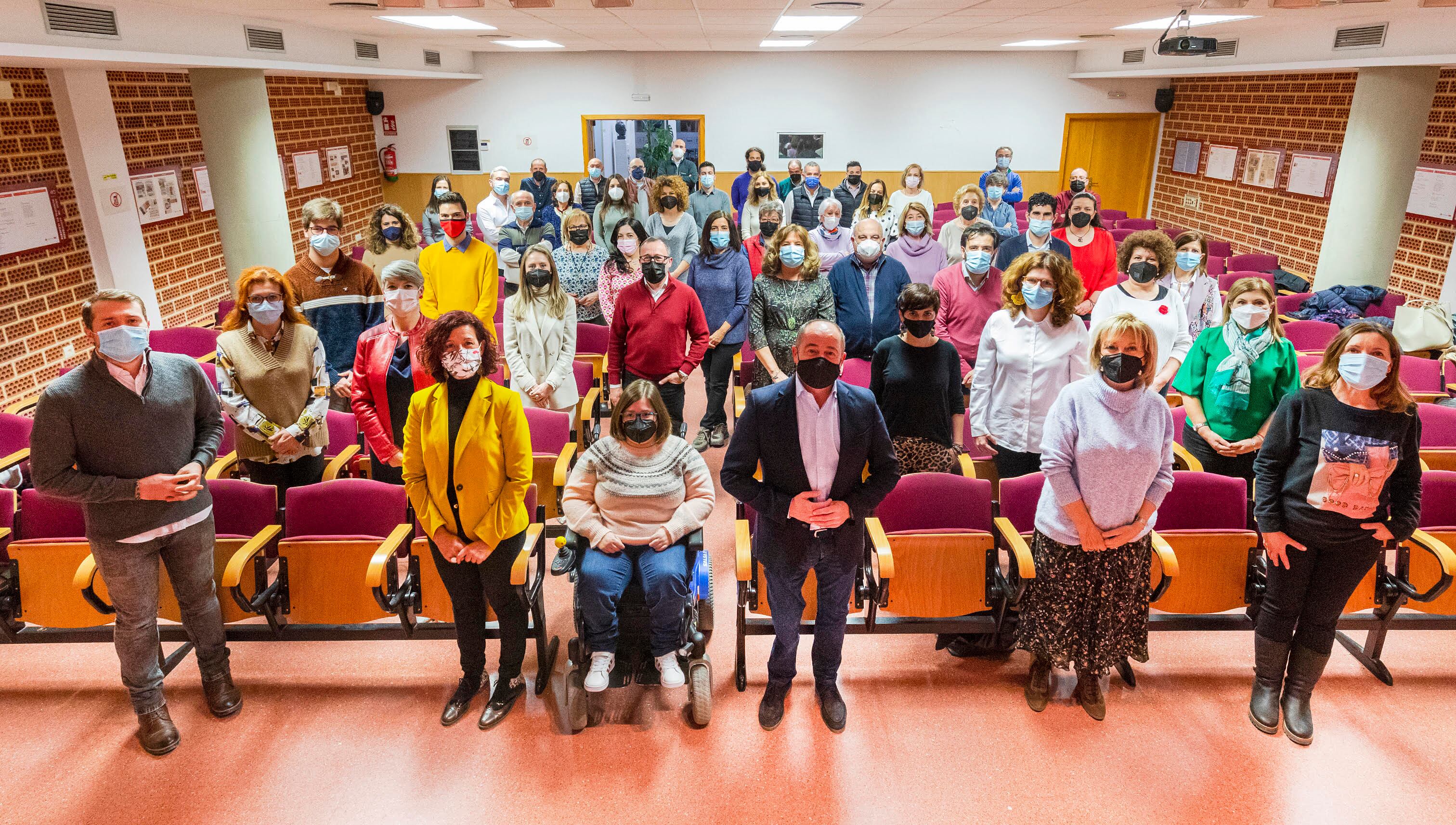 El secretario local del PSOE, Emilio Sáez, junto a la comisión ejecutiva