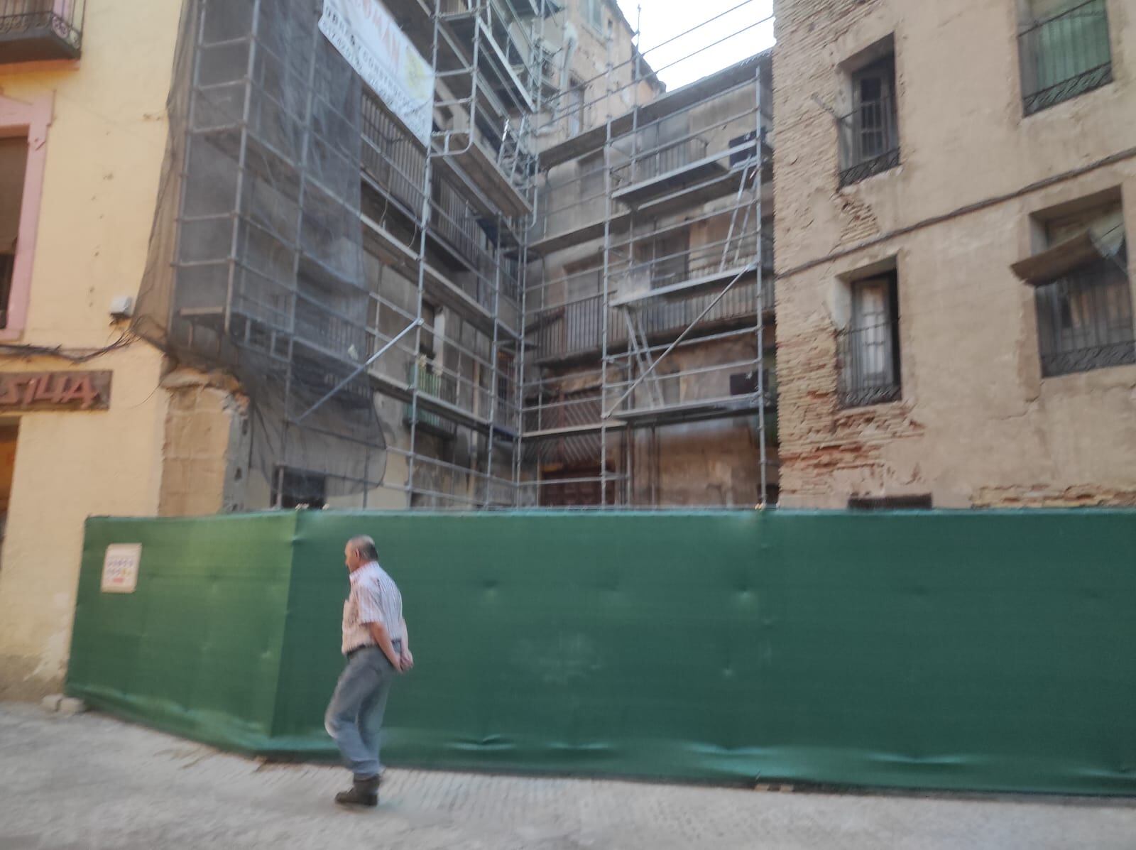 La casa situada en la plaza de San Pedro luce un andamio