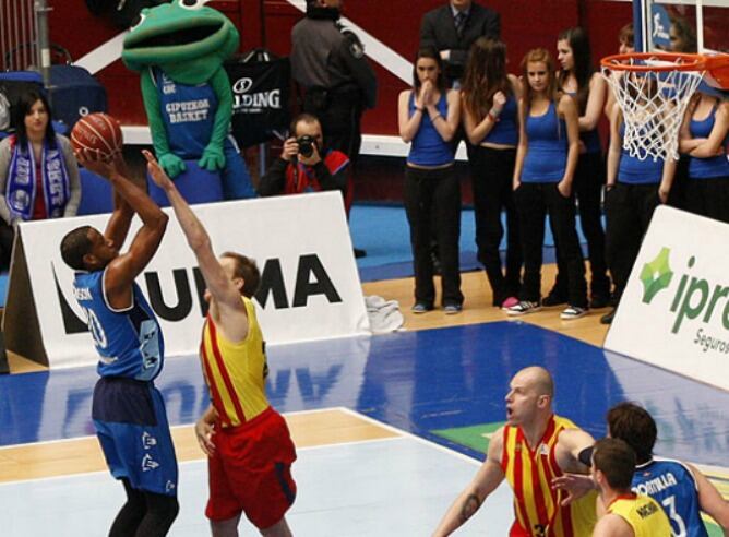 Jason Robinson lanza a canasta a media distancia