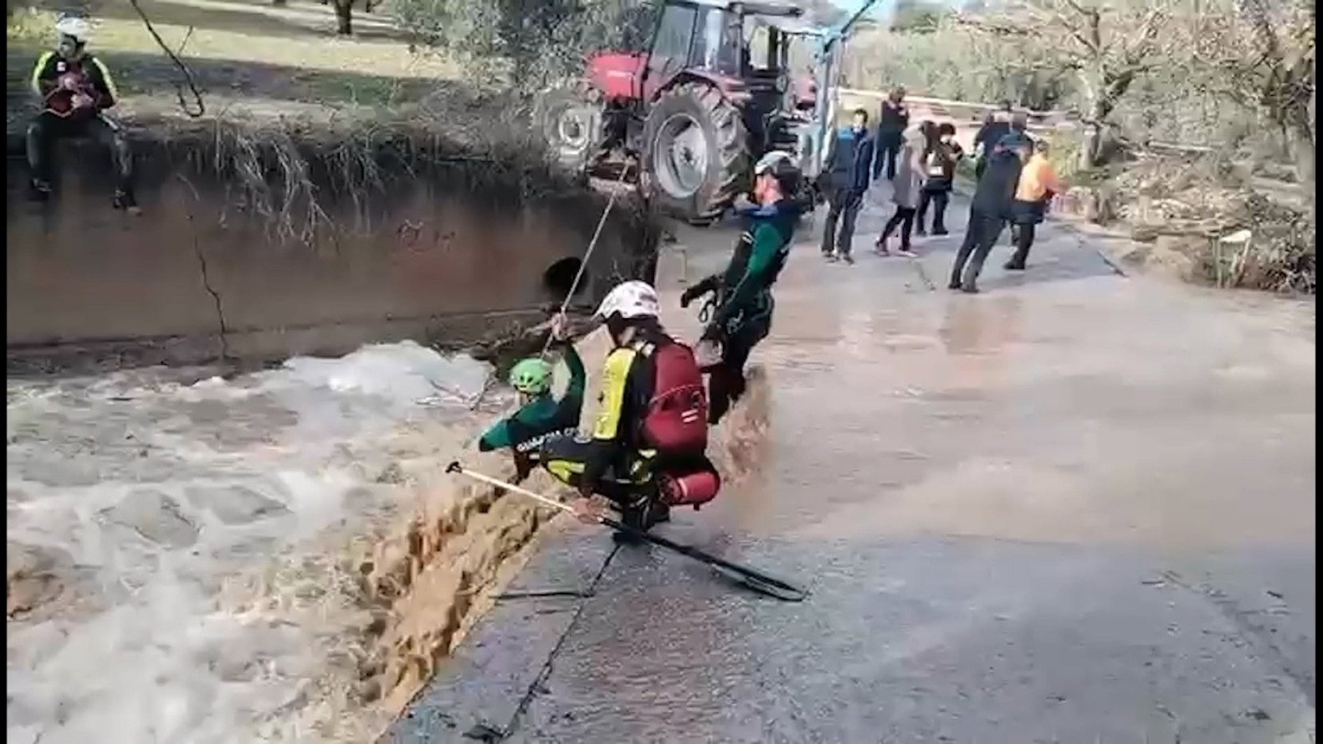 Momento de la búsqueda del joven motorista desaparecido en Íllora (Granada)- GUARDIA CIVIL