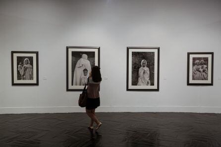 Una visitante en la presentación de la exposición