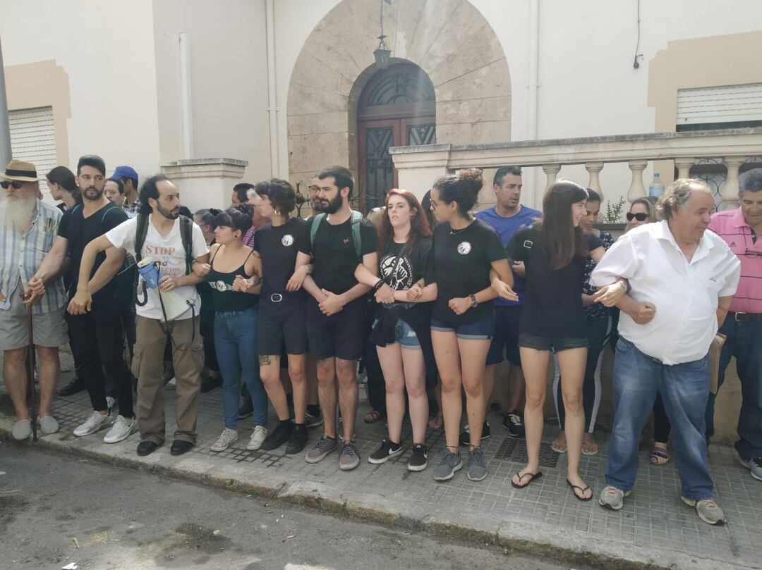 Una veintena de activistas se han concentrado para tratar de evitar en desahucio de Mari Carmen.