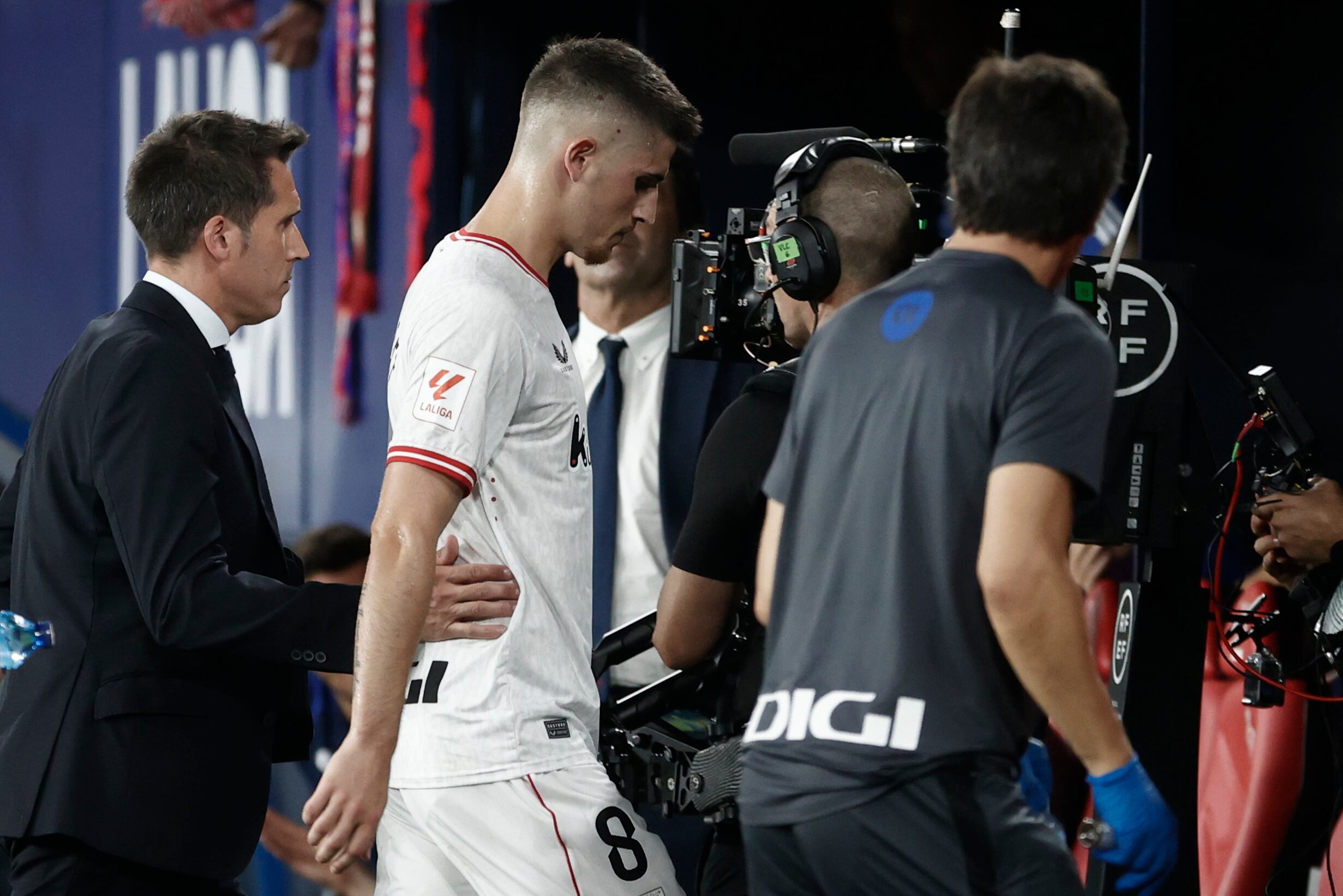 PAMPLONA, 19/08/2023.- Oihan Sancet (2d), centrocampista del Athletic Club, abandona el terreno de juego tras ser expulsado por el árbitro durante el partido de la segunda jornada de LaLiga que Atlético Osasuna y Athletic de Bilbao disputan este sábado en el estadio de El Sadar, en Pamplona. EFE/Jesús Diges
