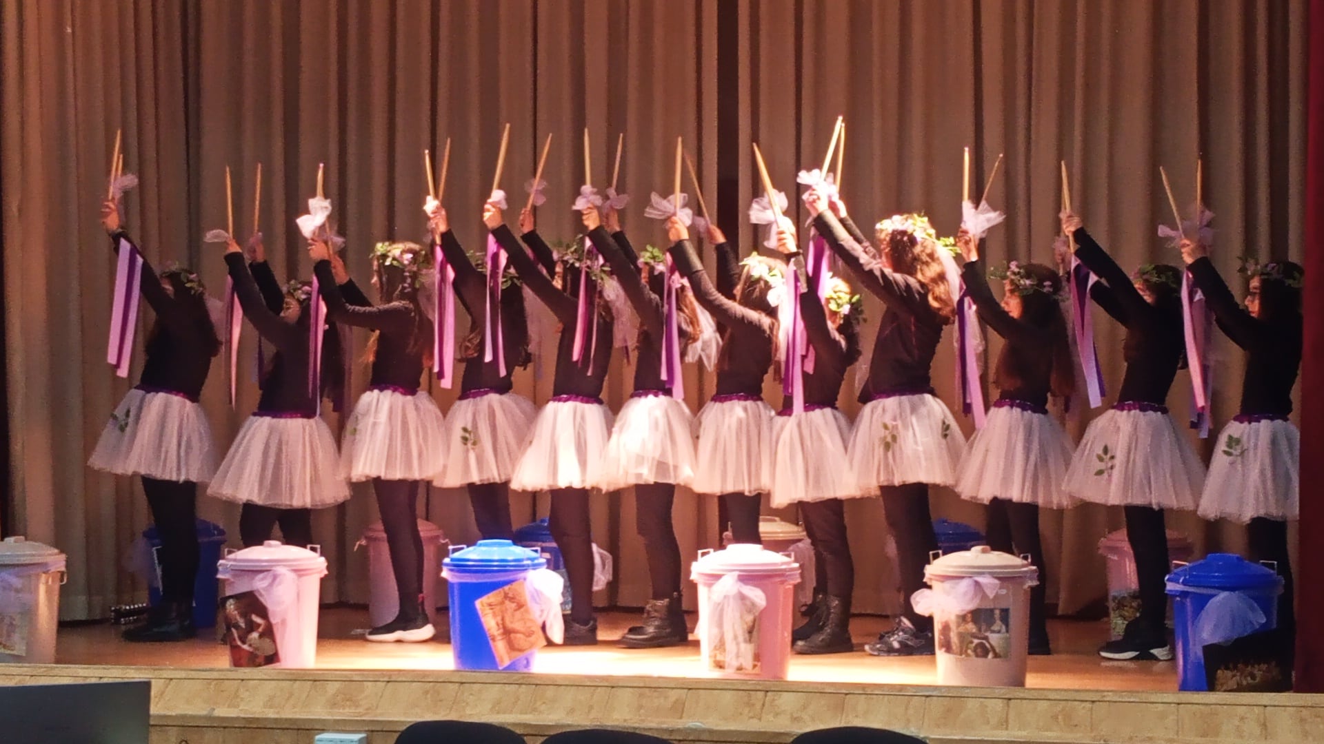 Actuación con la coreografía de las alumnas del colegio Dr. Fleming en el IES Juan López Morillas