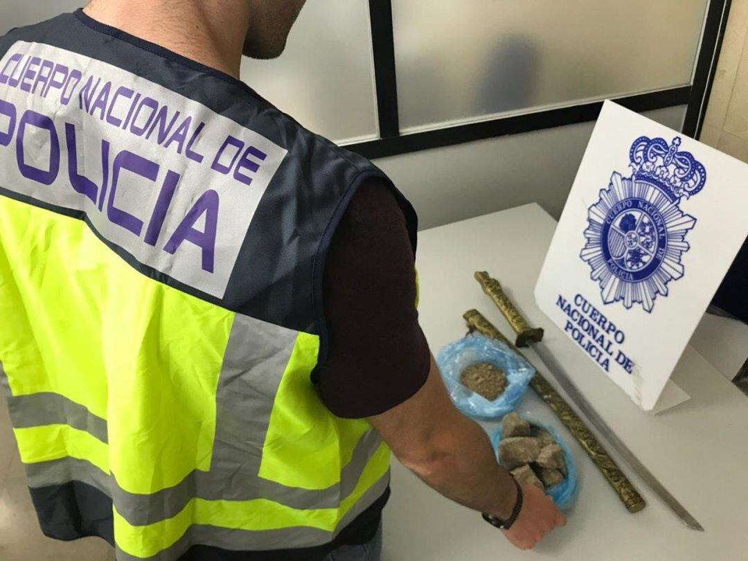 Un agente muestra la katana y el kilogramo de &quot;cristal&quot; iintervenido al detenido en Benidorm.