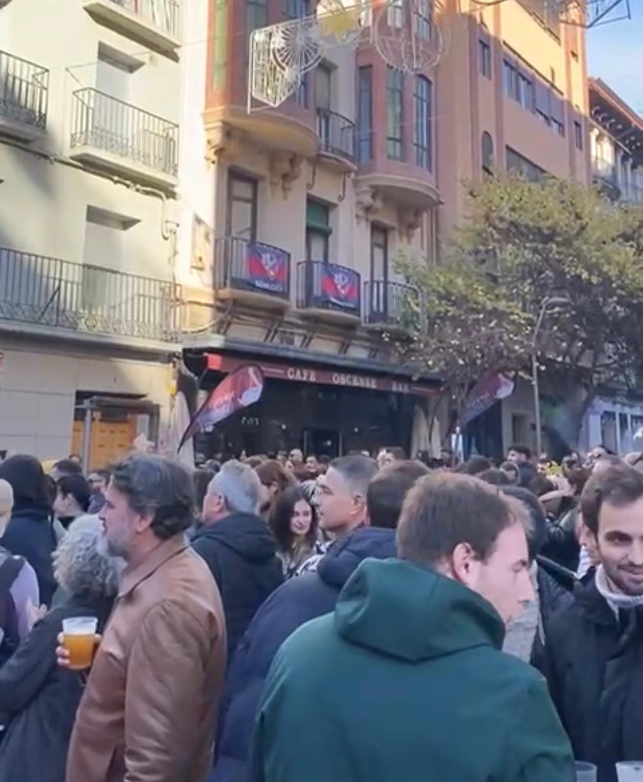 Así estaban las Cuatro Esquinas de Huesca a la hora del vermú