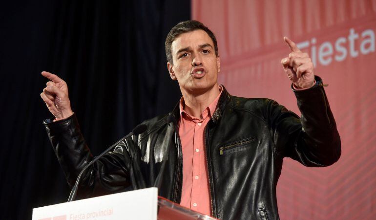 El secretario general del PSOE, Pedro Sánchez, durante su intervención en el acto organizado con motivo de la celebración del Día de la Rosa del PSOE del Altoaragón en Huesca.
