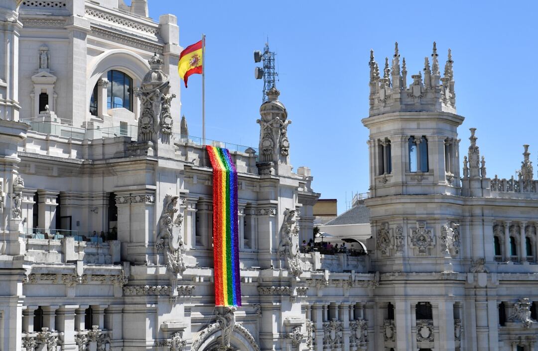 La fachada del ayuntamiento de Madrid luce durante el Orgullo la bandera LGTBI en un lugar preponderante junto a la bandera española al representar valore constitucionales