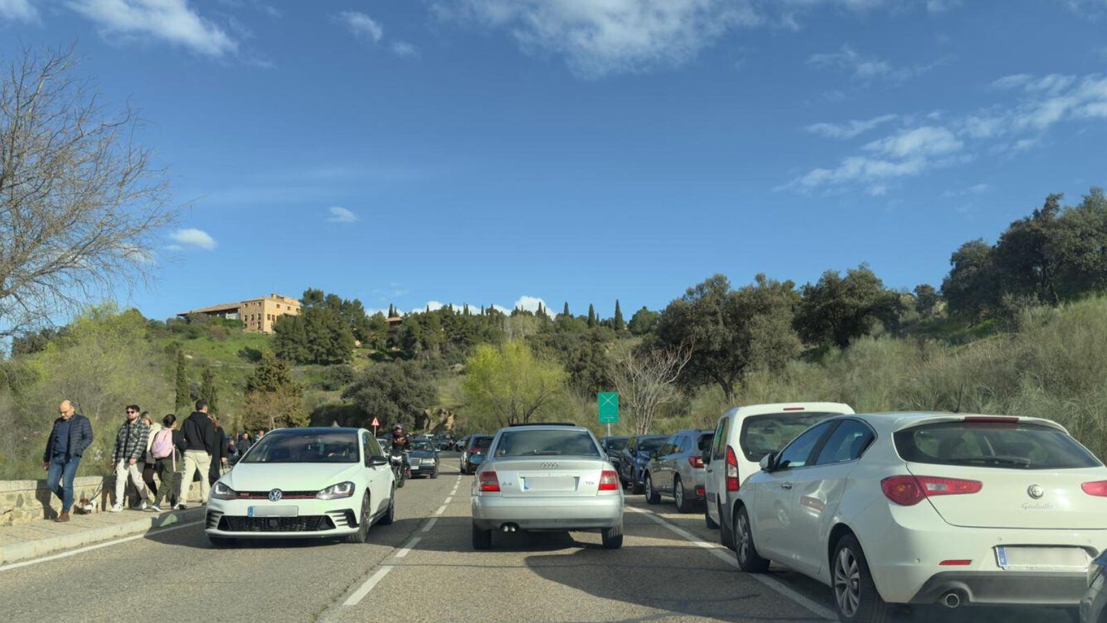 Gran expectación por la crecida de caudal del río Tajo en Toledo