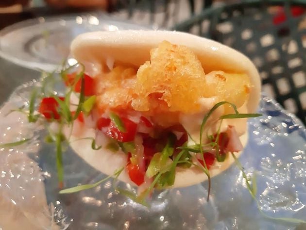 Pan bao con gambón en tempura con salsa kimchi y cebolla encurtida