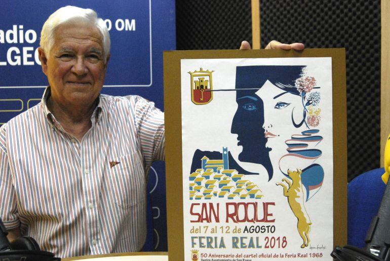 Antonio López Canales posa con su cartel de la Feria real de San Roque realizado hace 50 años.