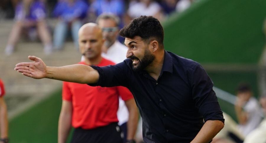 Fernández Romo, gesticulando durante el Racing - Oviedo